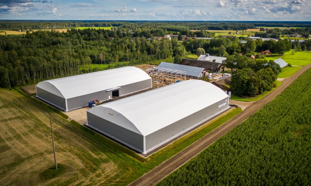 Finest-Hall Factory OÜ toodetud ja paigaldatud PVC hall mõõtudega 40x70m, kõrgusega 7m- 2tk Baltic Agro AS-le.