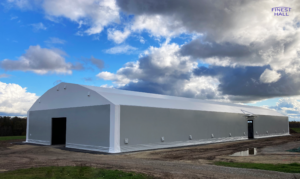 Finest-Hall Factory OÜ toodetud ja paigaldatud PVC hall mõõtudega 30x80m, kõrgusega 6,5 meetrit Kõpu PM OÜ-le.