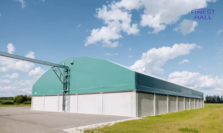 Finest-Hall Factory OÜ toodetud ja paigaldatud PVC hall mõõtudega 25x45m, kõrgusega 2 meetrit Männiku Piim OÜ-le.