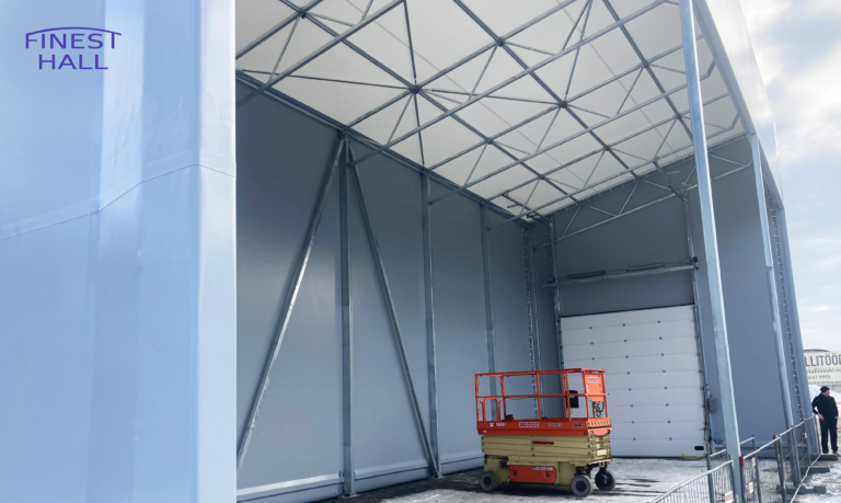 Finest-Hall Factory OÜ toodetud ja paigaldatud varikatus mõõtudega 8x21m, kõrgusega 6,8/5 meetrit SSP Group Oy-le.