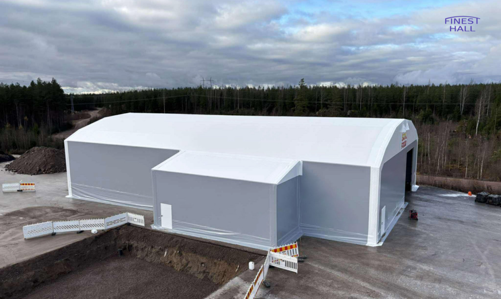 Finest-Hall Factory OÜ toodetud ja paigaldatud PVC hall mõõtudega 20x36m, kõrgusega 5,6 meetrit + varikatus mõõtudega 4x12m, kõrgusega 4 meetrit Soilfood Oy-le.