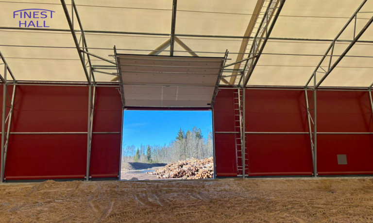Finest-Hall Factory OÜ toodetud ja paigaldatud PVC hall mõõtudega 25x70m, kõrgusega 6,5 meetrit MO-Puit Jõgeva OÜ-le.